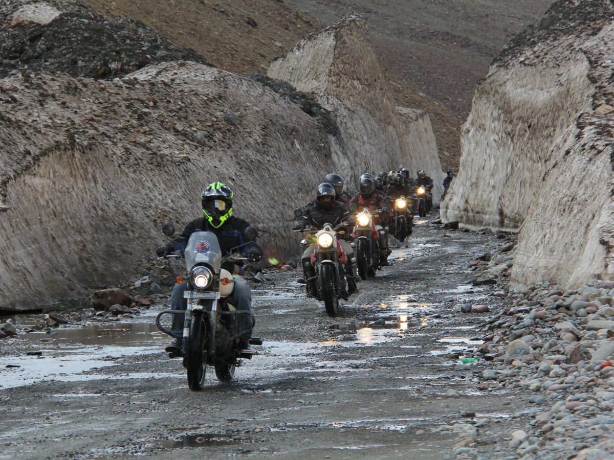 Grupo de motos de ruta entre paredes de nieve en un puerto del Himalaya