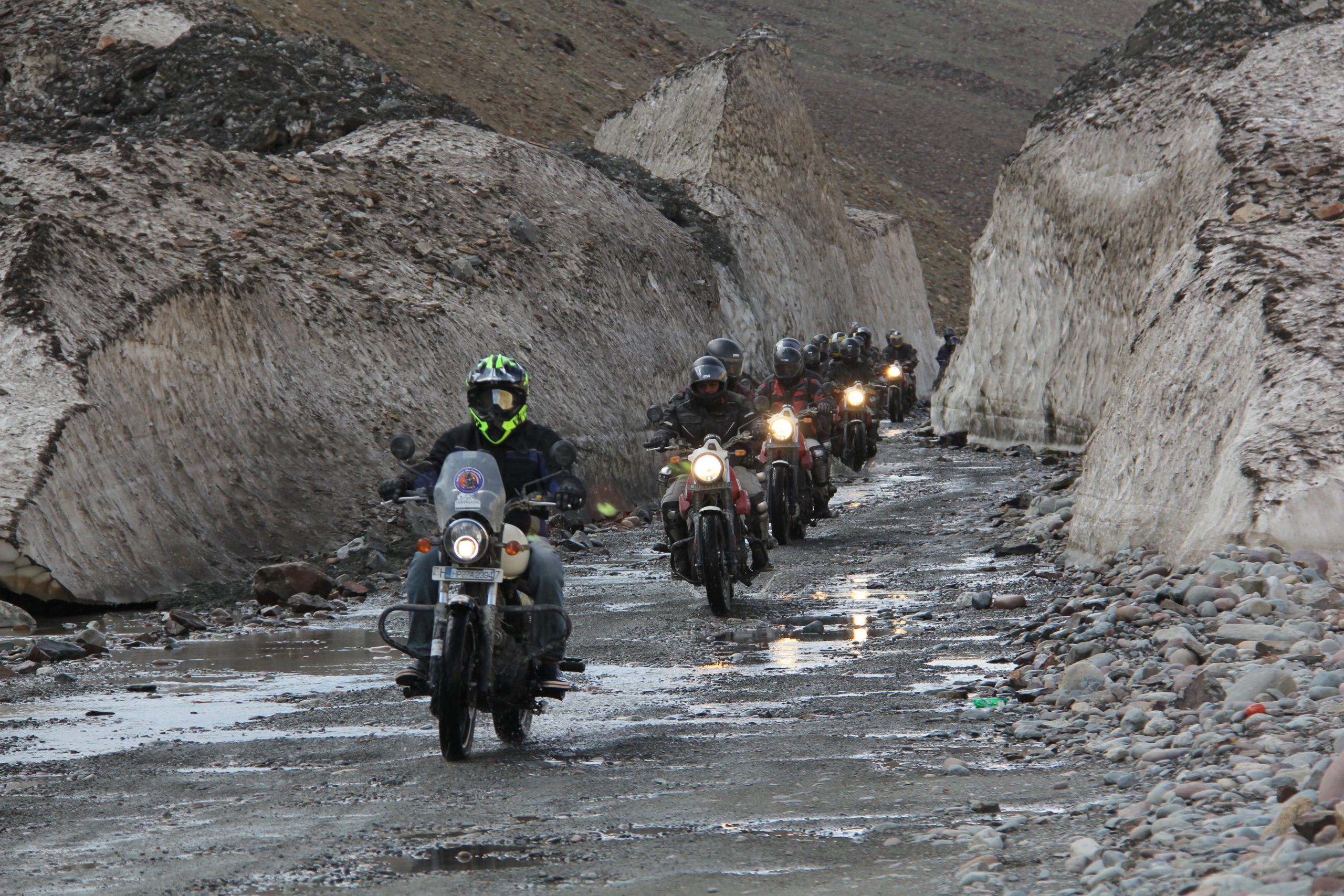 Grupo de motos de ruta entre paredes de nieve en un puerto del Himalaya